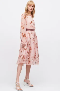 Abito rosa con fantasia floreale e rouches