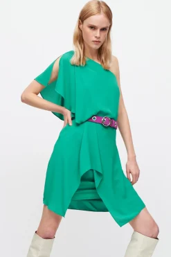 Abito verde con maniche asimmetriche