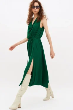Abito verde con spacco