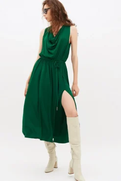 Abito verde con spacco