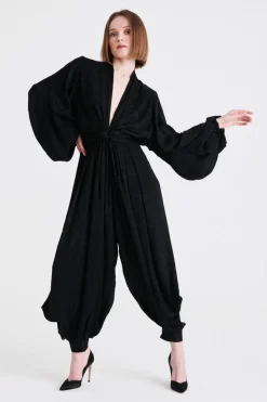 Jumpsuit morbida con scollo profondo