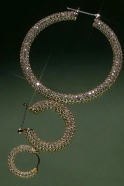 Orecchini a cerchio dorati con zirconi