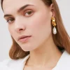 Orecchini dorati con perla