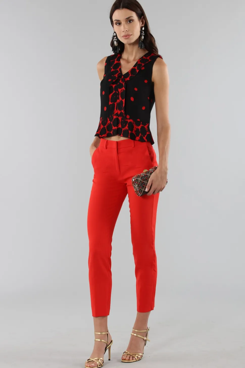 Top corto a pois con bordo asimmetrico