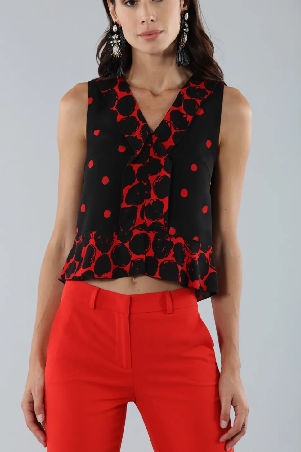 Top corto a pois con bordo asimmetrico