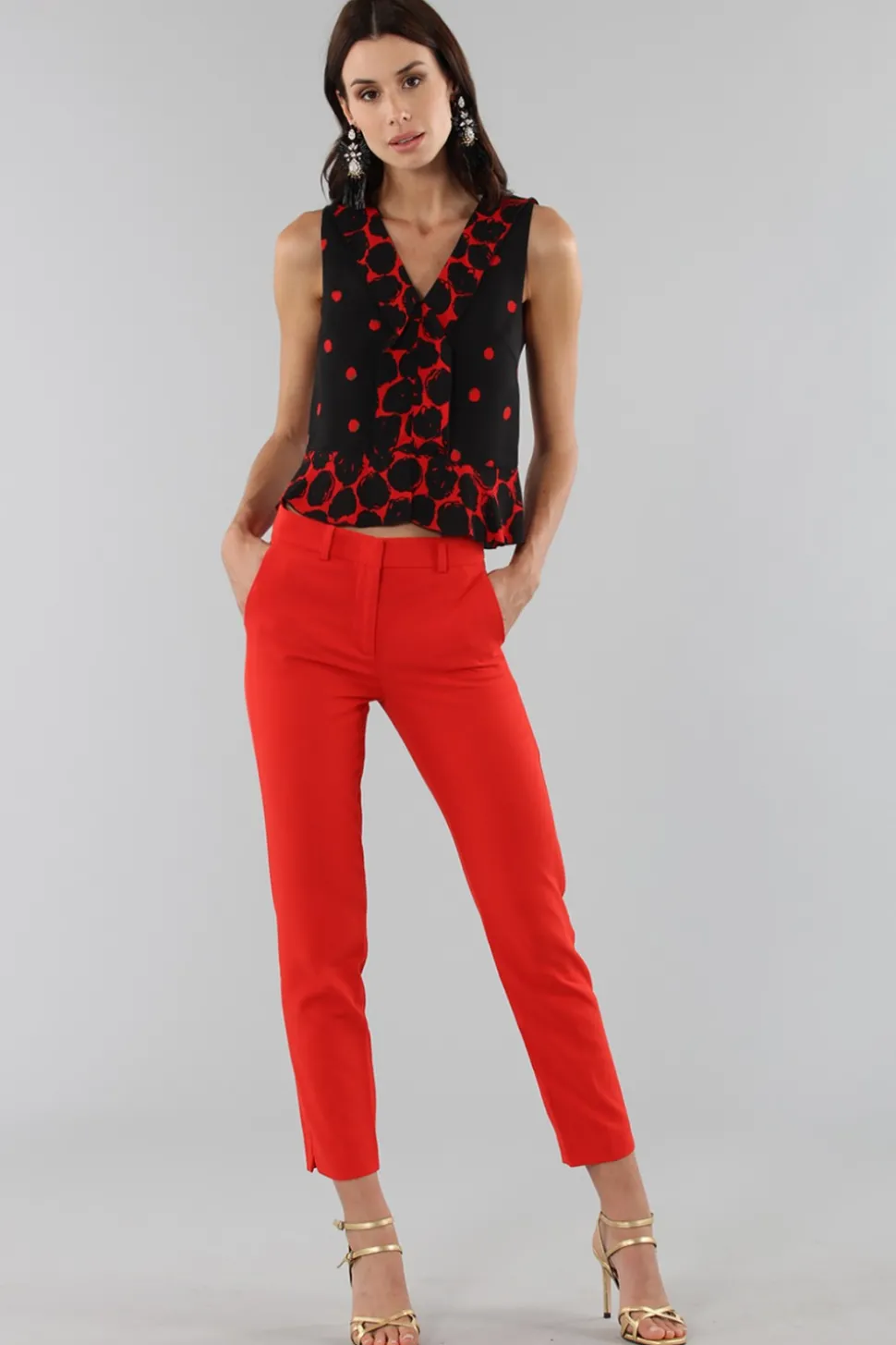Top corto a pois con bordo asimmetrico