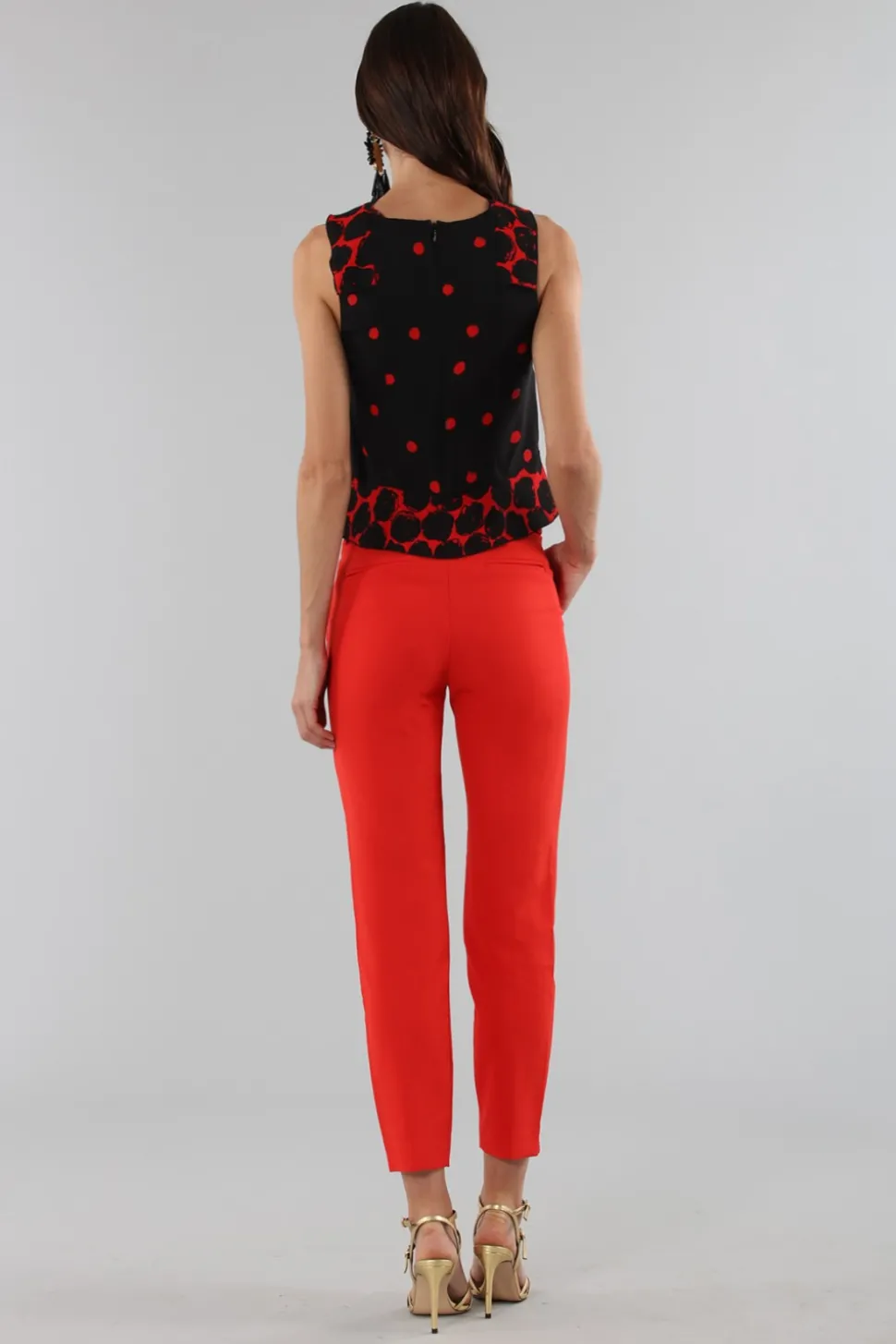 Top corto a pois con bordo asimmetrico