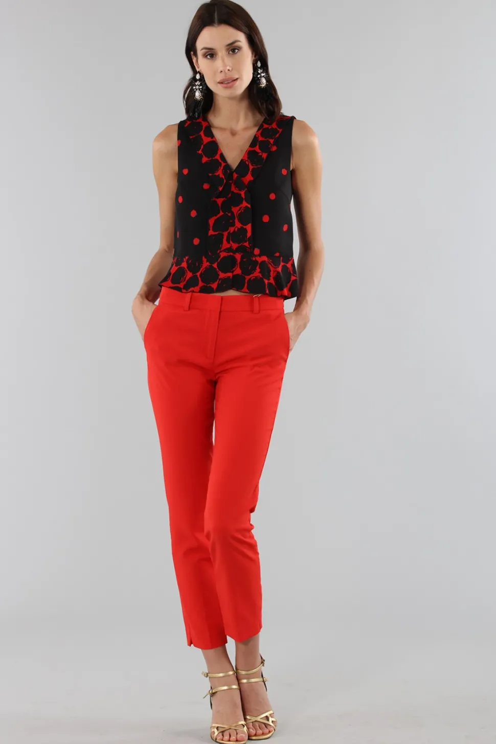 Top corto a pois con bordo asimmetrico
