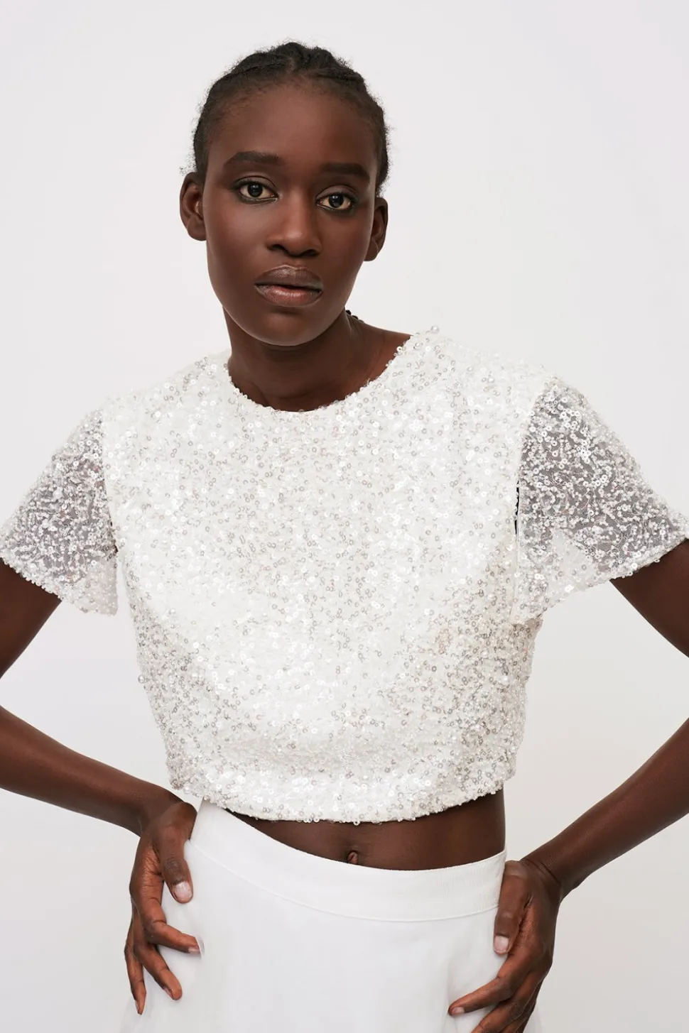 Top paillettes e gonna bianca