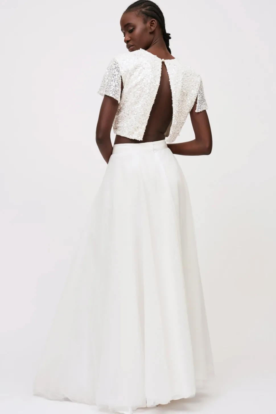 Top paillettes e gonna bianca