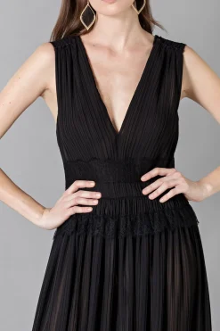 Vestito nero lungo con scollo a V
